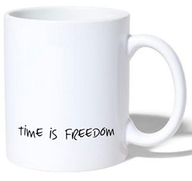 Tasse mit englischem Spruch time is freedom